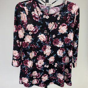 Bobbie & Brooks Ladies top with necklace.